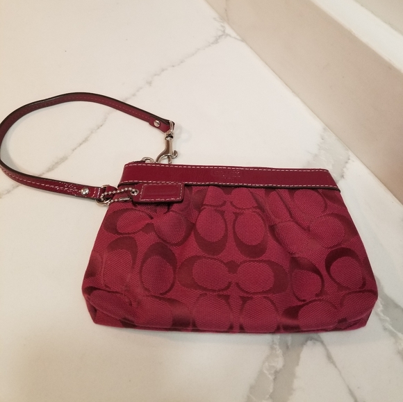 NWOT! Coach Signature C’s Burgundy Red Wristlet - Picture 6 of 12